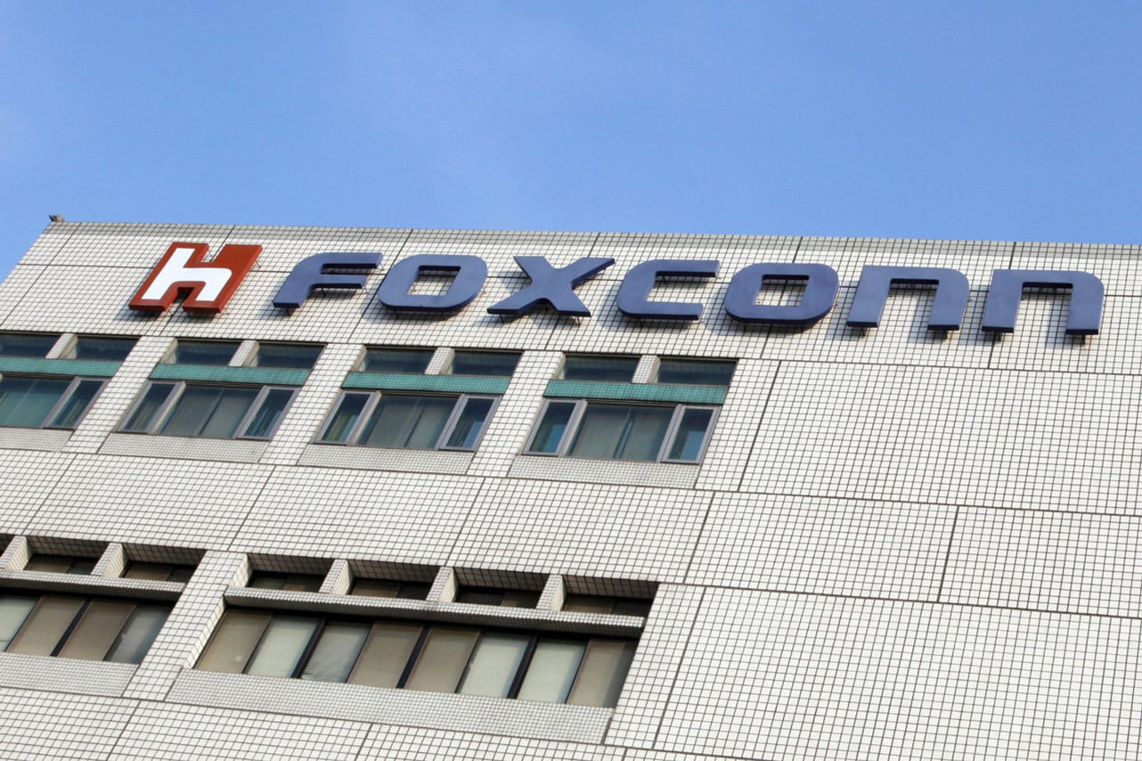 Foxconn hiring employees to start manufacturing the iPhone 5S - 1