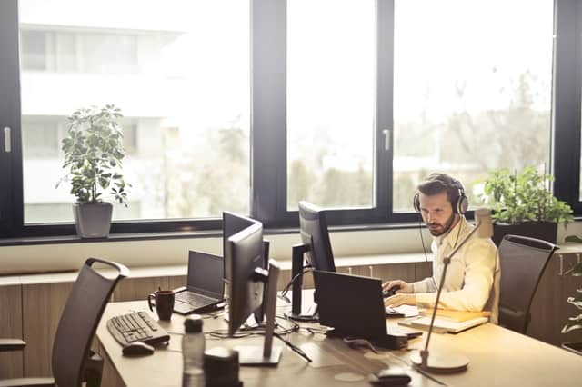The Business Benefits of Hosted Voice Services - 1