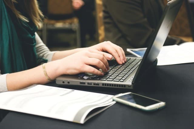 woman-typing-writing-windows (4)